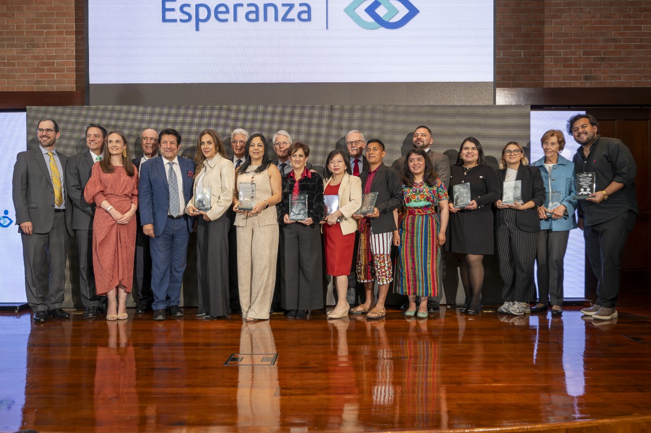 Instituciones reconocidas durante la primera edición del Galardón Esperanza.
